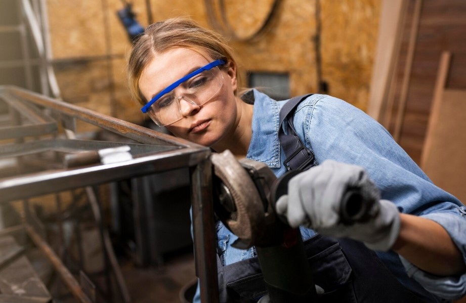 Мы используем современное высокотехнологичное оборудование — сварочные аппараты MIG/MAG, TIG, лазерную сварку и станки с ЧПУ, токарные, фрезерные, электроэрозионные и лазерные установки, чтобы обучающиеся получали опыт работы на оборудовании, применяемом на современных производствах.