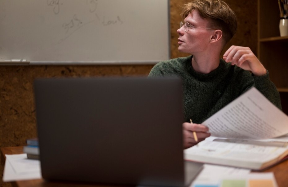 В программу включены разборы реальных производственных ситуаций и ошибок с рекомендациями по выбору технологий и оборудования, благодаря чему обучающиеся не только осваивают сварочные работы, но и учатся контролировать качество и соблюдать технику безопасности.