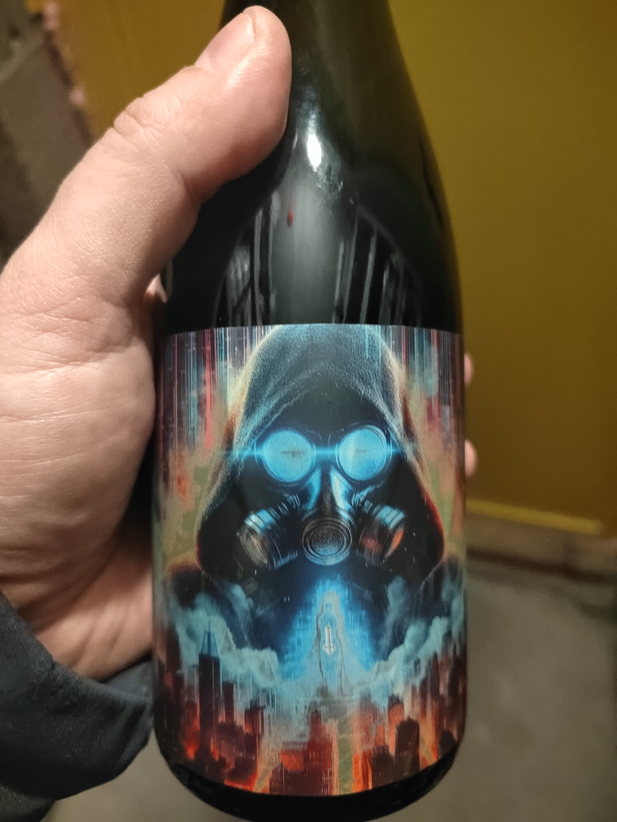 Так выглядит этикетка. Голова в капюшоне и противогазе со светящимися линзами глазниц, в центре силуэт девушки с контуром креста с вытянутым верхним лучём, какой-то мегаполис и всё это в неоновом свете. Ещё у CB есть композиция с названием Paradise Warfare.