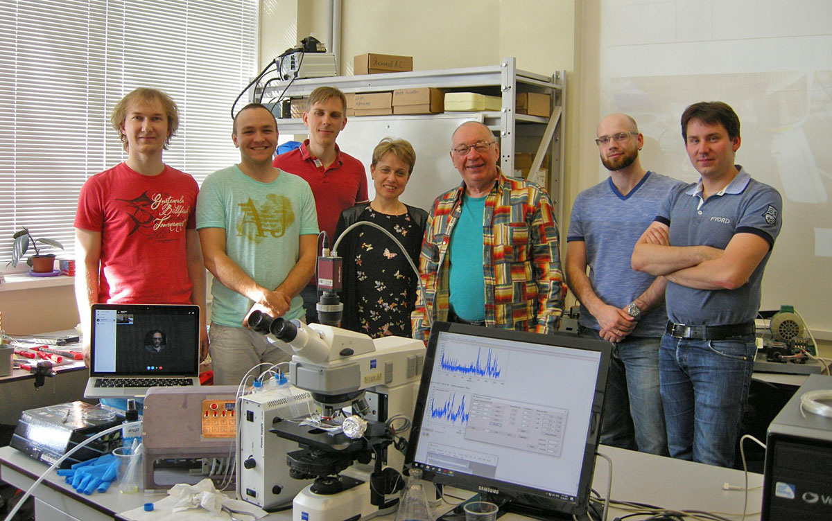 Эта одна из самых ярких команд СФУ по новым направлениям современной науки в микрофлюидике и биосенсорах. Это и есть истинный МОЛПИТ (молодёжь Петра Ивановича по шутливому определению) или по точному названию: Международная Открытая Лаборатория Перспективных Исследований и Технологий. Слева направо: И.А. Денисов, А.С. Якимов, А.С. Букатин, Е.Н. Есимбекова, П.И. Белобров, К.С. Лукьяненко, И.В. Кухтевич. На экране компьютера слева — главный наставник проекта РНФ в СФУ — А.А. Евстрапов, директор Института аналитического приборостроения РАН (ИАП РАН) в Санкт-Петербурге.