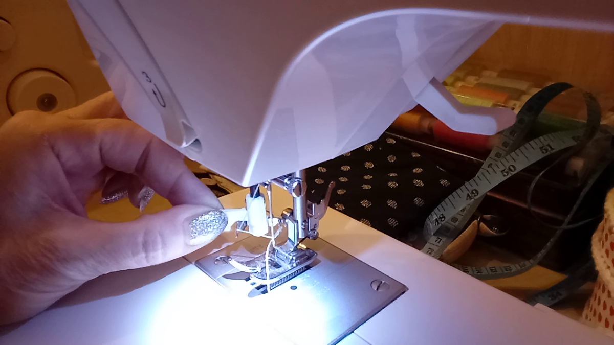 Автоматический нитевдеватель на швейной машине