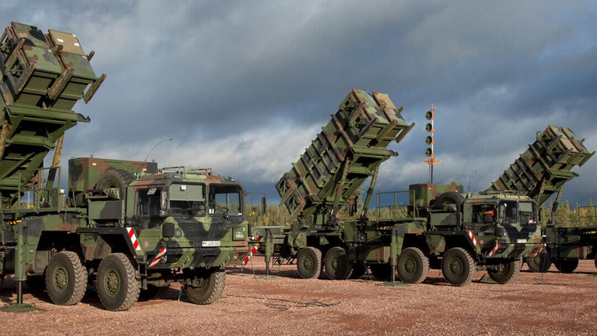 Иллюстрация к статье: "ЗРК Patriot: из чего состоит, сколько стоит и что такое «батарея»", канал "Техно Колибри", Дзен.
