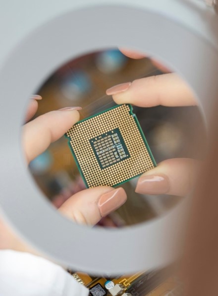 На курсах по электронике и микропроцессорной технике изучают основы электроники и полупроводниковых приборов, архитектуру микропроцессорных систем, программирование микроконтроллеров, проектирование и моделирование электронных схем, практические навыки сборки и тестирования устройств, а также их применение в промышленности, автоматизации, робототехнике и медицине.