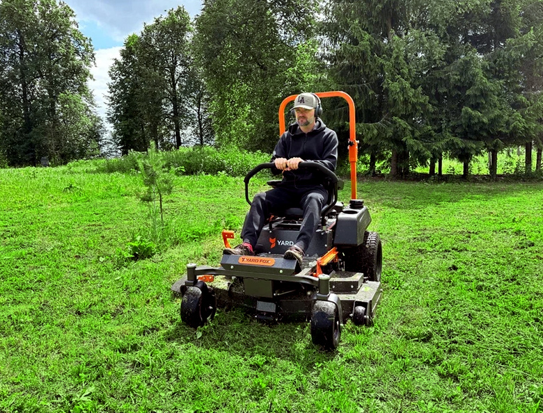 На фото бензиновый райдер YARD FOX® TZ 122 SH идеально справляется с участками 50 000 м².
