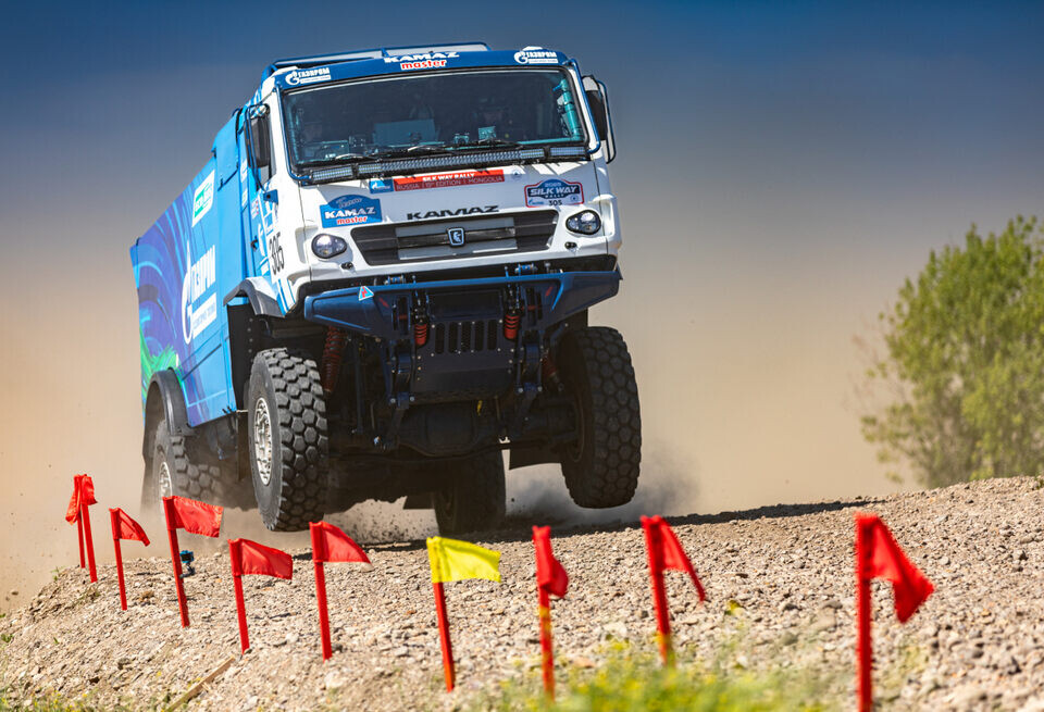     КАМАЗ «потерял» два экипажа, МАЗ уступил лидерство. Итоги 3-го этапа «Шелкового пути»КАМАЗ-мастер