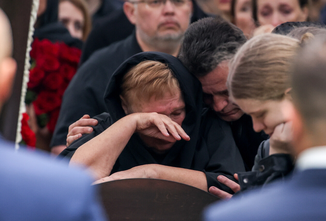 Мать Романа Старовойта на прощании с сыном. Фото: Петр Ковалев/ТАСС