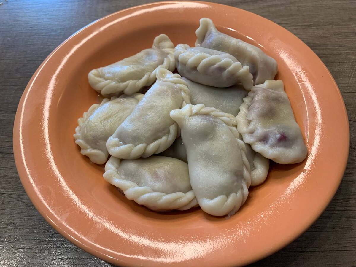 Готовые вареники с вишней