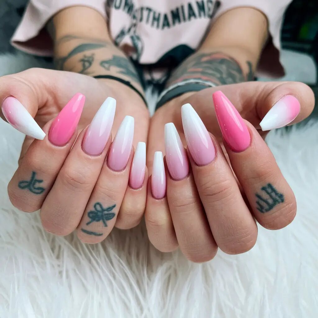  Для достижения наилучшего эффекта я бы посоветовала нанести на ногти средство OPI «Bubble Bath», а затем аккуратно растушевать его белой гелевой губкой. Если вам нужен акцентный розовый цвет, попробуйте оттенок Strawberry Margarita от Essie из летней серии гелей. Перед нанесением верхнего покрытия обработайте каждый слой омбре ультрафиолетом.