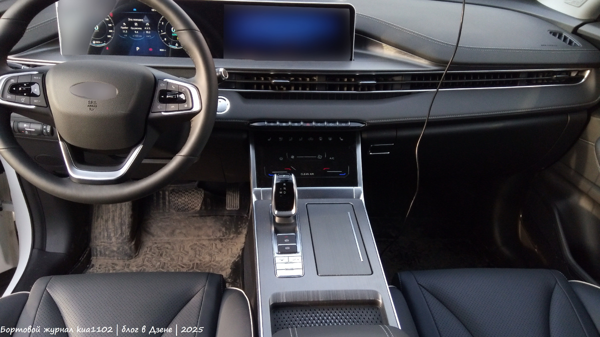 Вид на переднюю часть салона автомобиля с мест пассажиров второго ряда. Автор фотографии kua1102