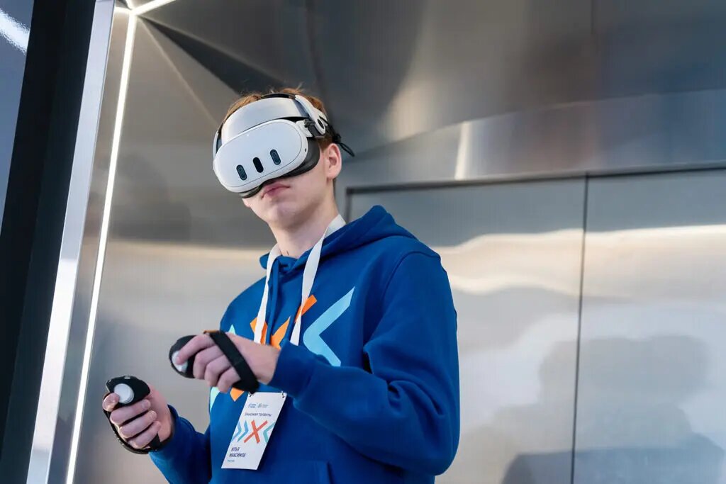    Илья Максимов в VR-очках проверяет свою разработку