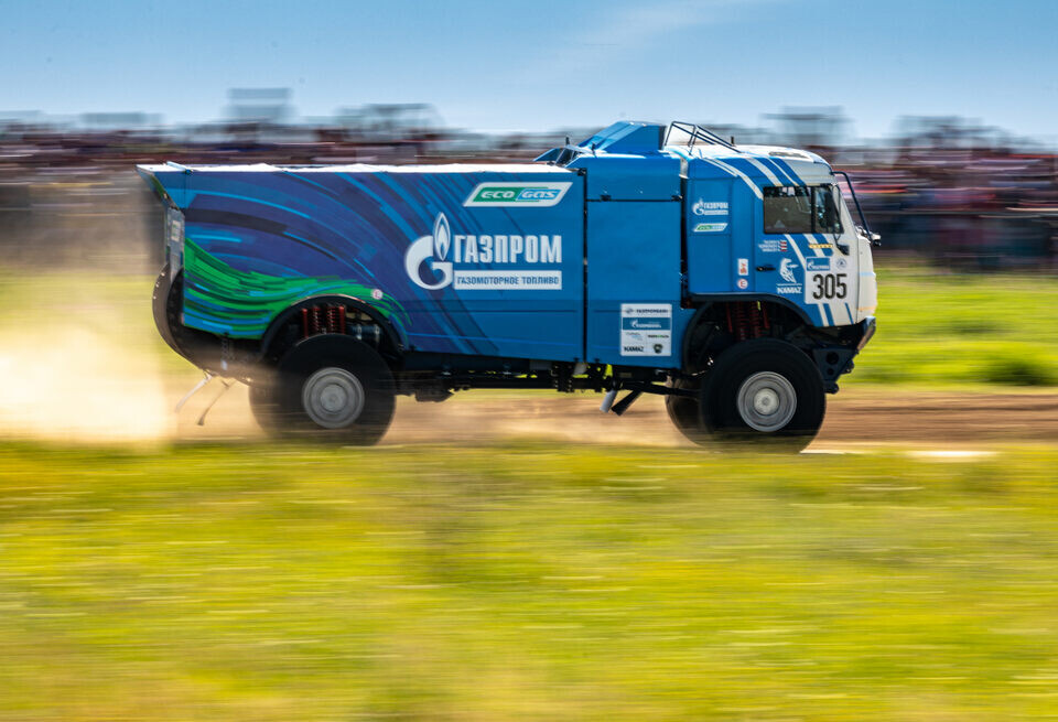    КАМАЗ выиграл этап «Шелкового пути» с оторванным капотом. ФотоКАМАЗ-мастер