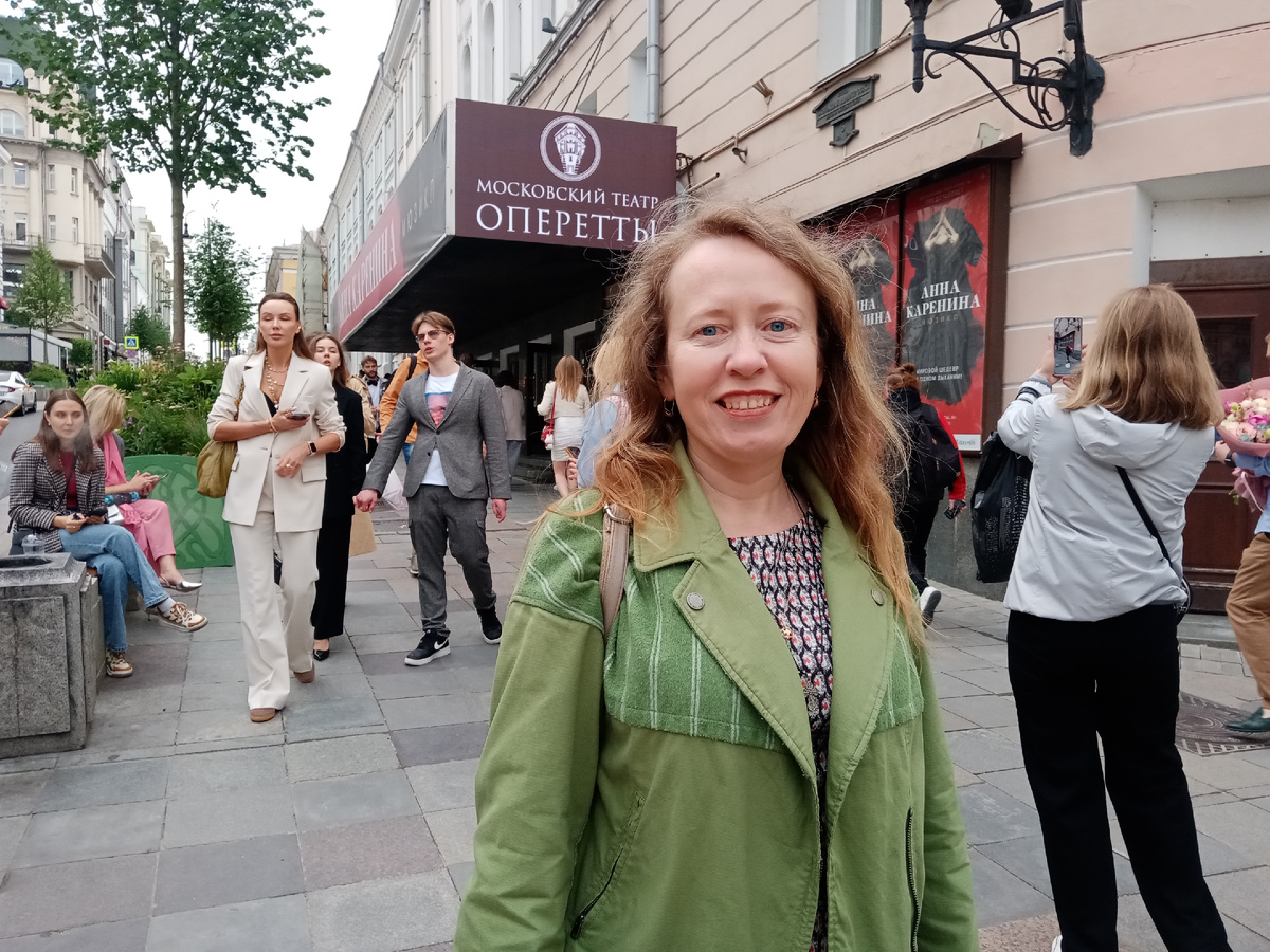 А это я у театра оперетты собираюсь на "Анну Каренину" 