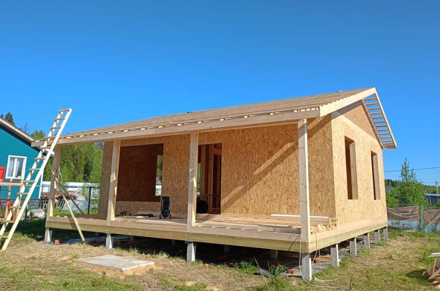 Дом из СИП в процессе строительства