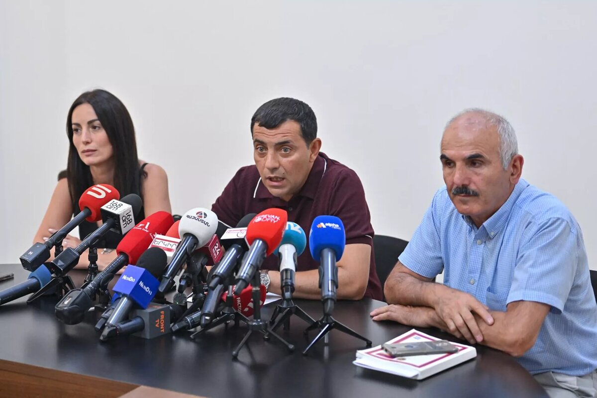 Адвокаты Мануш Есаян, Сергей Арутюнян и Мкртич Давтян на пресс-конференции на тему недавних арестов деятелей Дашнакцутюн в центре "Симон Врацян" АРФД (14 июля 2025). Еревaн
© Sputnik / Aram Nersesyan