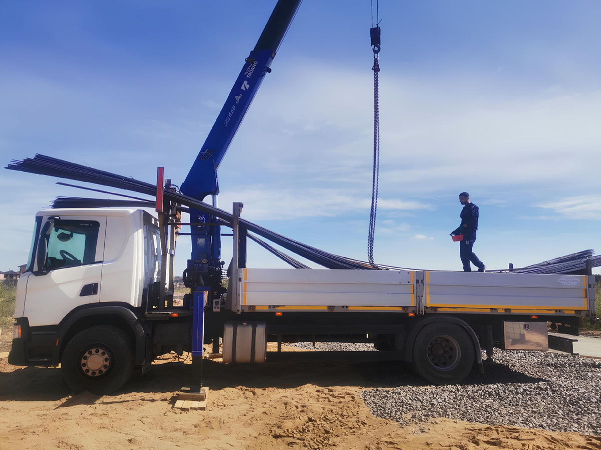 Доставка арматуры на объект заказчика. Процесс разгрузки. 