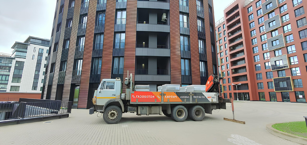 Наш автопарк — доставляем материалы на ваш объект точно в срок.