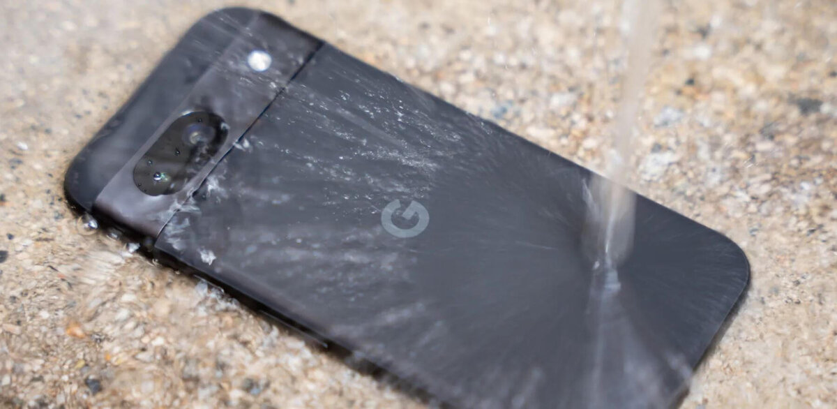    Если не планируете окунать телефон в воду, можно не смотреть на сертификацию IP. Фото: androidpolice.com