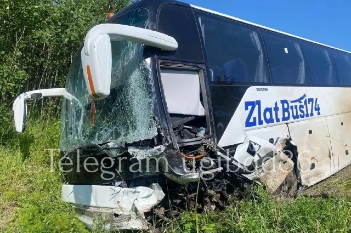    В Ханты-Мансийском районе легковушка врезалась в автобус, погиб человек