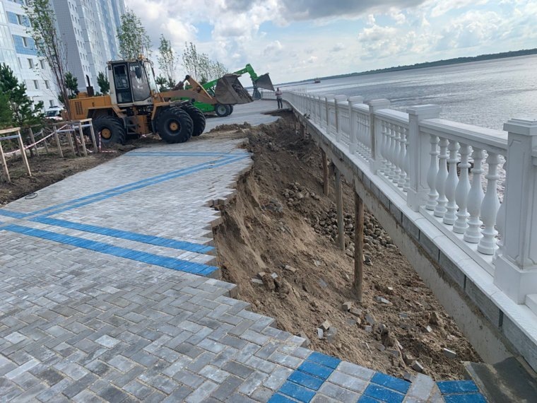    В Сургуте обрушилась набережная возле жилого комплекса