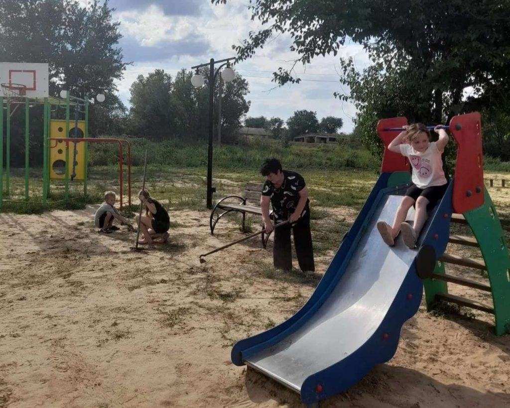    Детская площадка в Сариновке gazeta