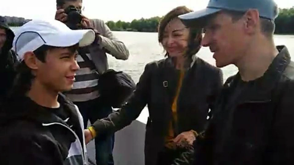 В Омске 16-летний парень вытащил из реки двух девочек и их отца, который сам пытался спасти малышек