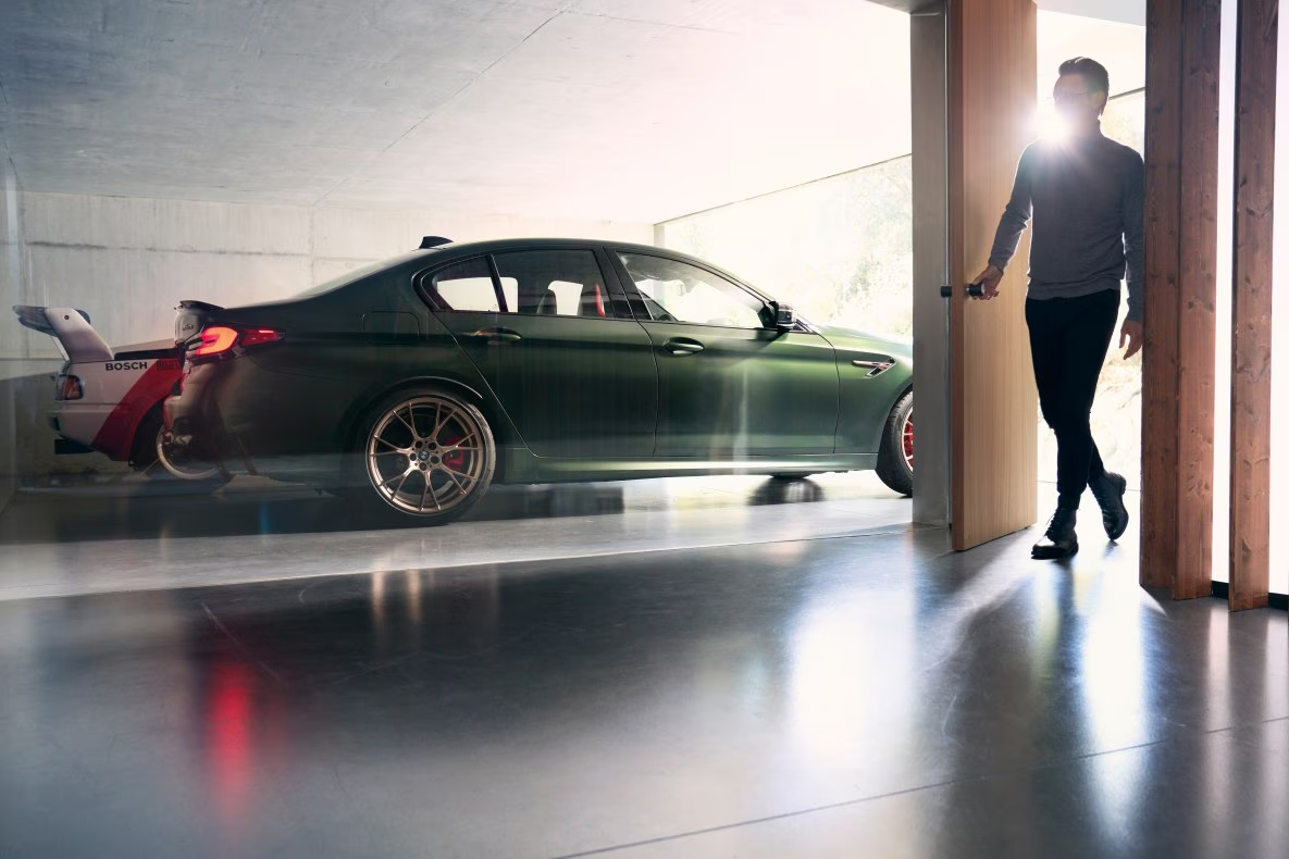 УНИКАЛЬНОЕ ИСПОЛНЕНИЕ.
Эксклюзивные элементы дизайна, такие как карбоновые детали и акценты цвета «золотая бронза», подчеркивают превосходство BMW M5 CS как с аэродинамической, так и с оптической точки зрения.