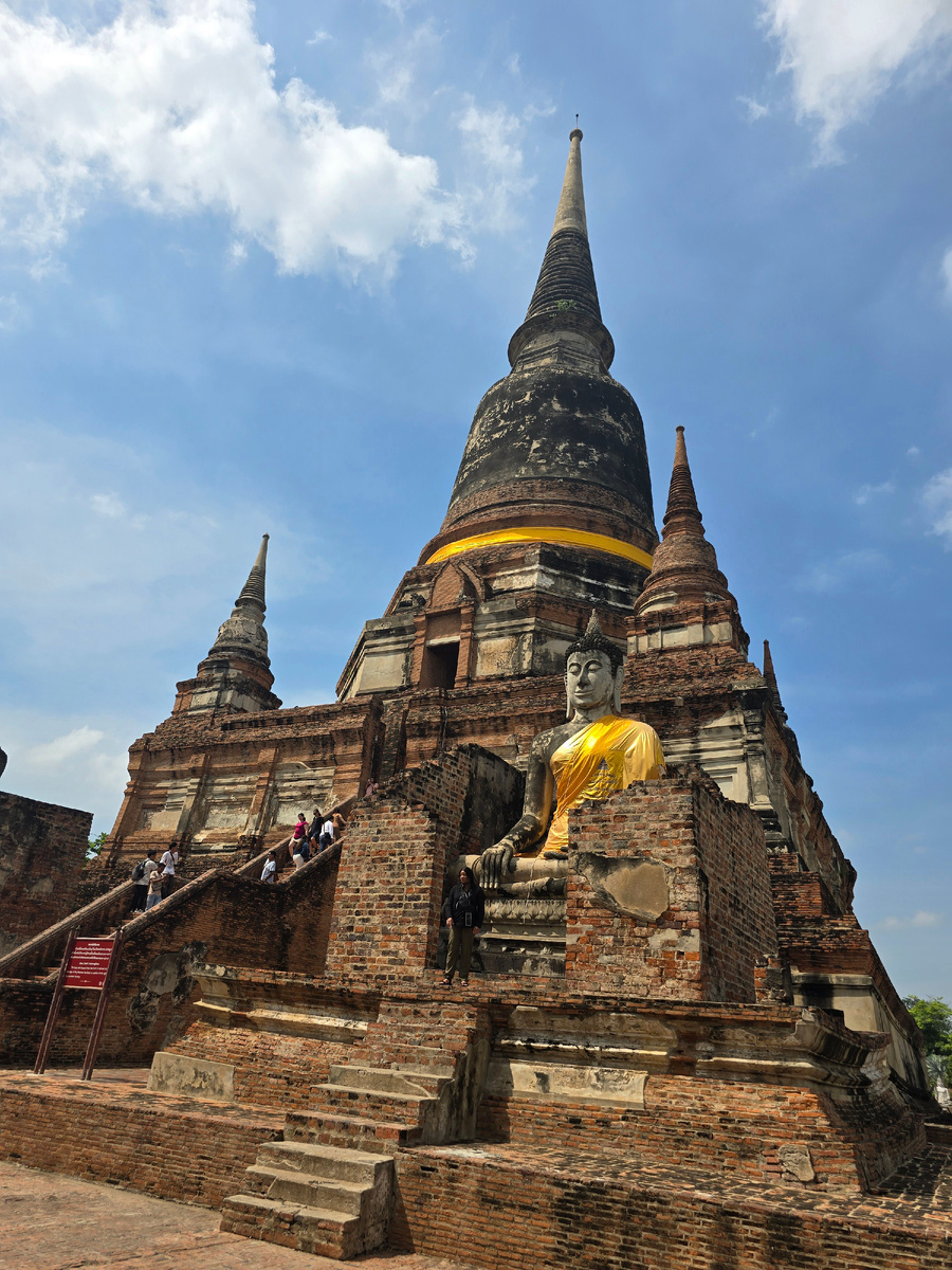 Пока обходили ступу вокруг, облака почти рассеялись