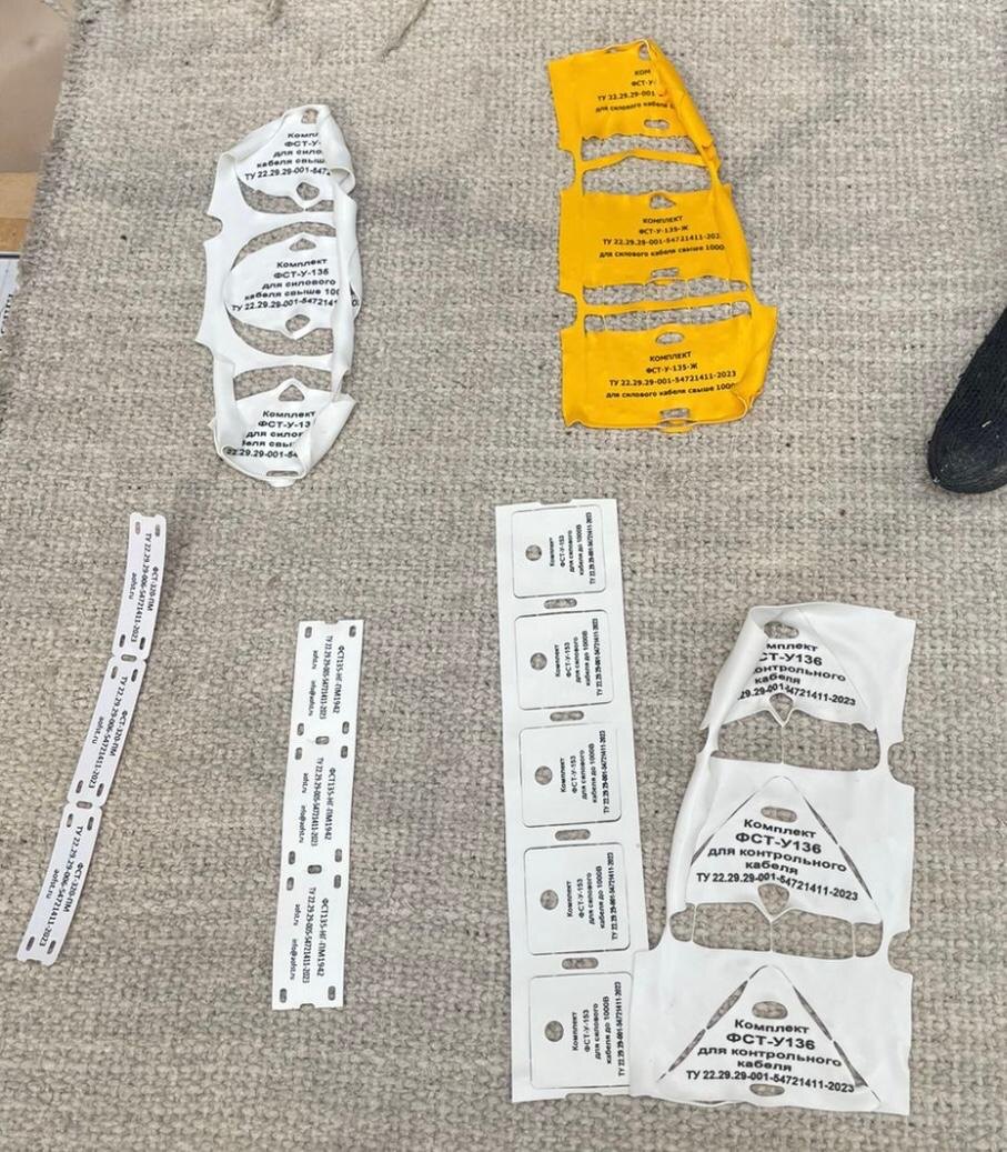 
На фото видно как разные материалы выдерживают температурный тест. При нагреве более 170 градусов этикетки из полиолефина скукоживаются, а бирки из полиимида и полиолефина со специальными негорючими добавками -целы.