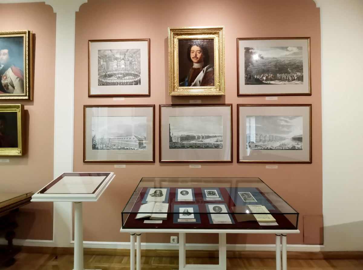 В первом зале Литературно-монографической экспозиции «А. С. Пушкин. Жизнь и творчество» представлен живописный портрет Петра I, выполненный неизвестным художником в XVIII веке. Фото автора.