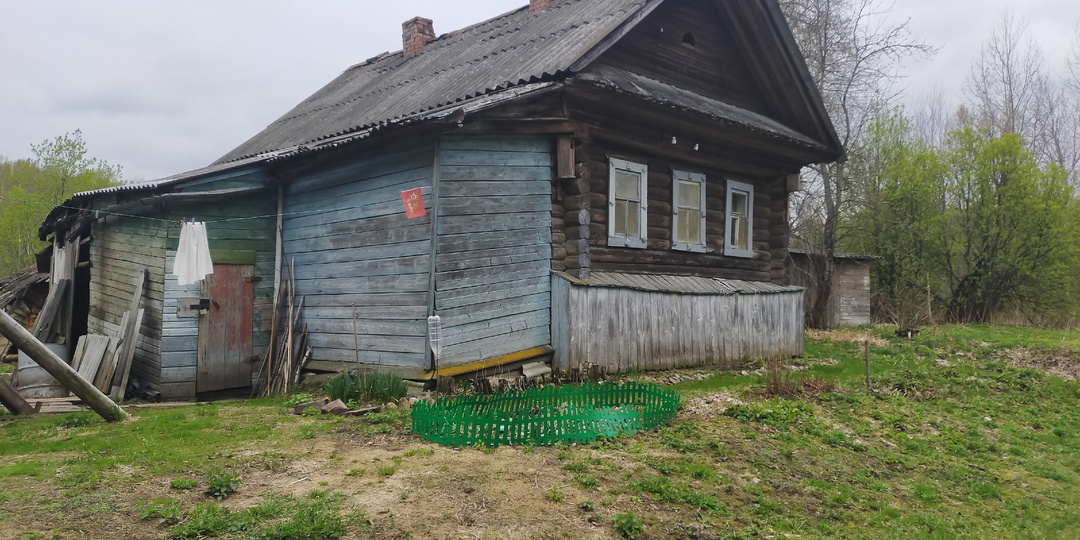 Необычная надпись на двери дома/Деревня оказалась жилой