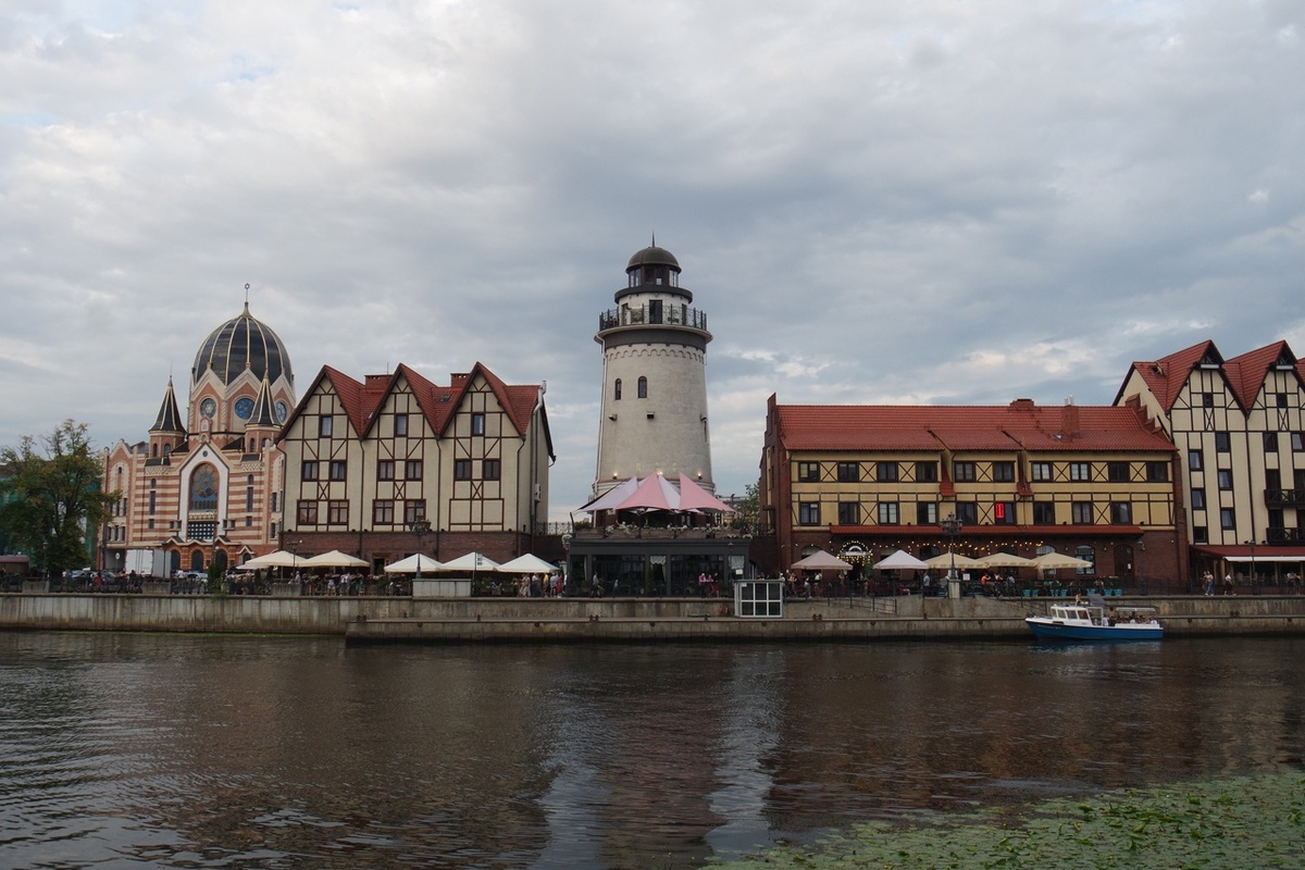 в первый же вечер, т.к. жили в самом центре!.. всё - в шаговой доступности... включая Дом Советов, который нынче уже стал историей...