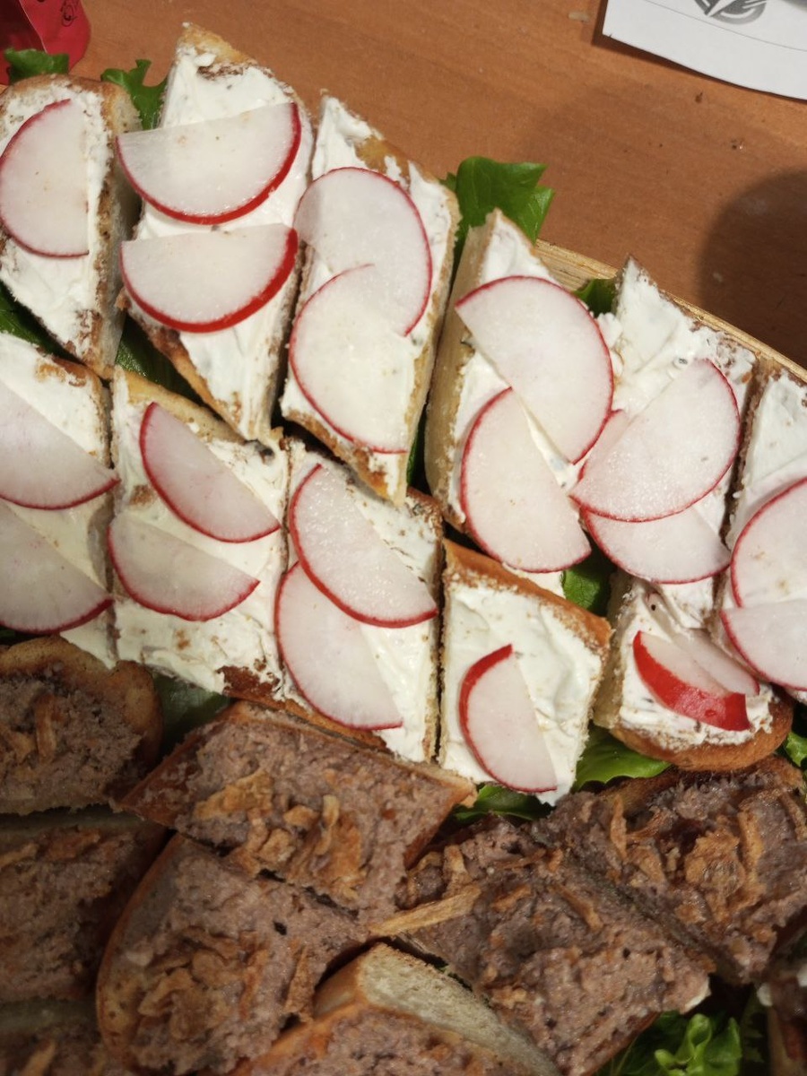 Как не парадоксально, но с сыром и банальной редиской бутики ушли первые