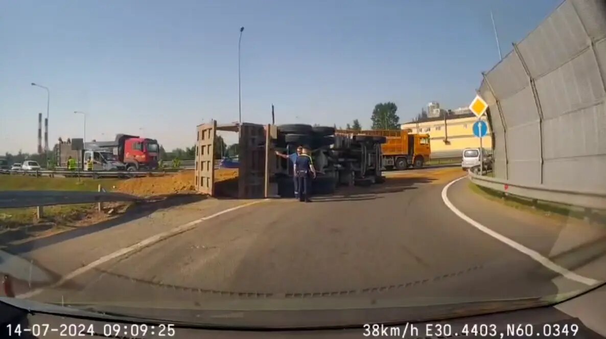    Фото: скрин видео из Telegram-канала «Мегаполис | ДТП и ЧП | Санкт-Петербург | Питер»