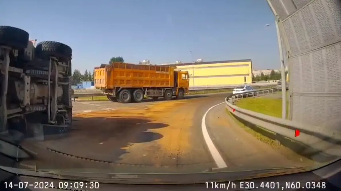    Фото: скрин видео из Telegram-канала «Мегаполис | ДТП и ЧП | Санкт-Петербург | Питер»