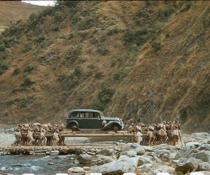 В 1939 году, Адольф Гитлер преподнёс роскошный Mercedes-Benz — королю Непала Трибхувану