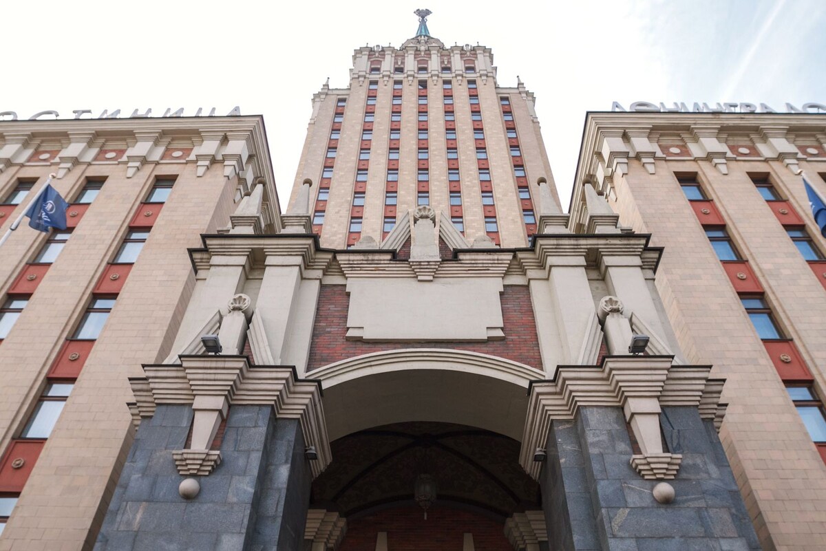 Главный вход гостиницы «Ленинградская». Фото из открытых ис