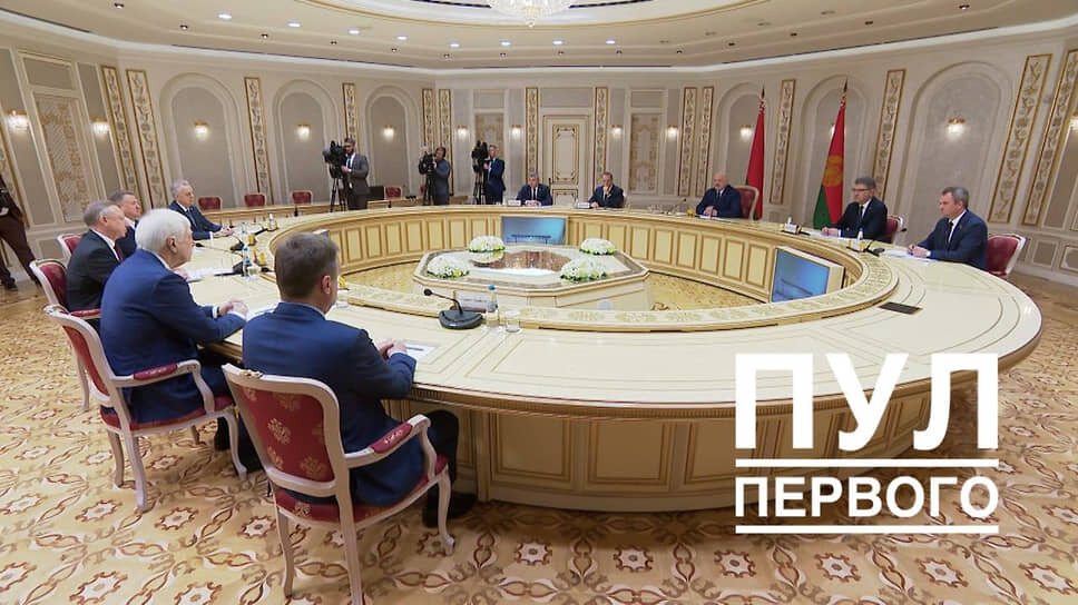 Губернатор Петербурга Александр Беглов на встрече с лидером Беларуси Александром Лукашенко.📷Фото: Telegram-канал «Пул Первого»