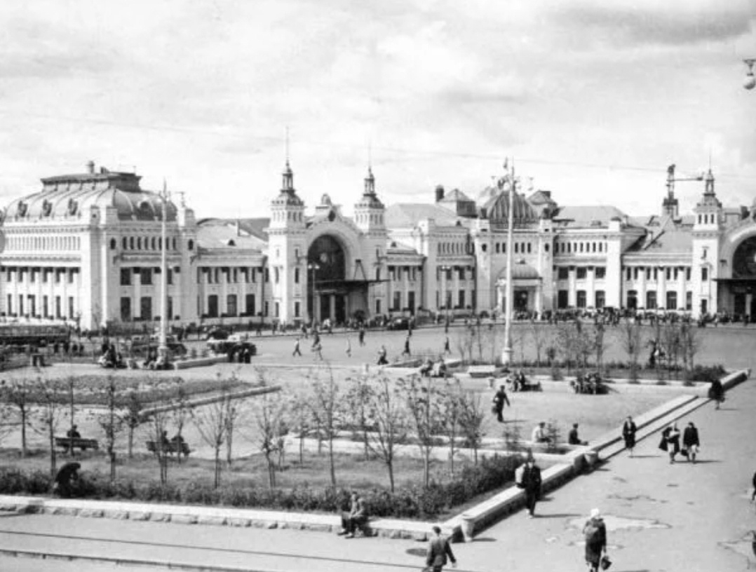 Довоенный и послевоенный Белорусский вокзал Москвы - с него на фронт в 1941 году уходили, на него же в 1945 году с фронта и вернулись... Но не все, ой не все... (фото из открытых источников)... 