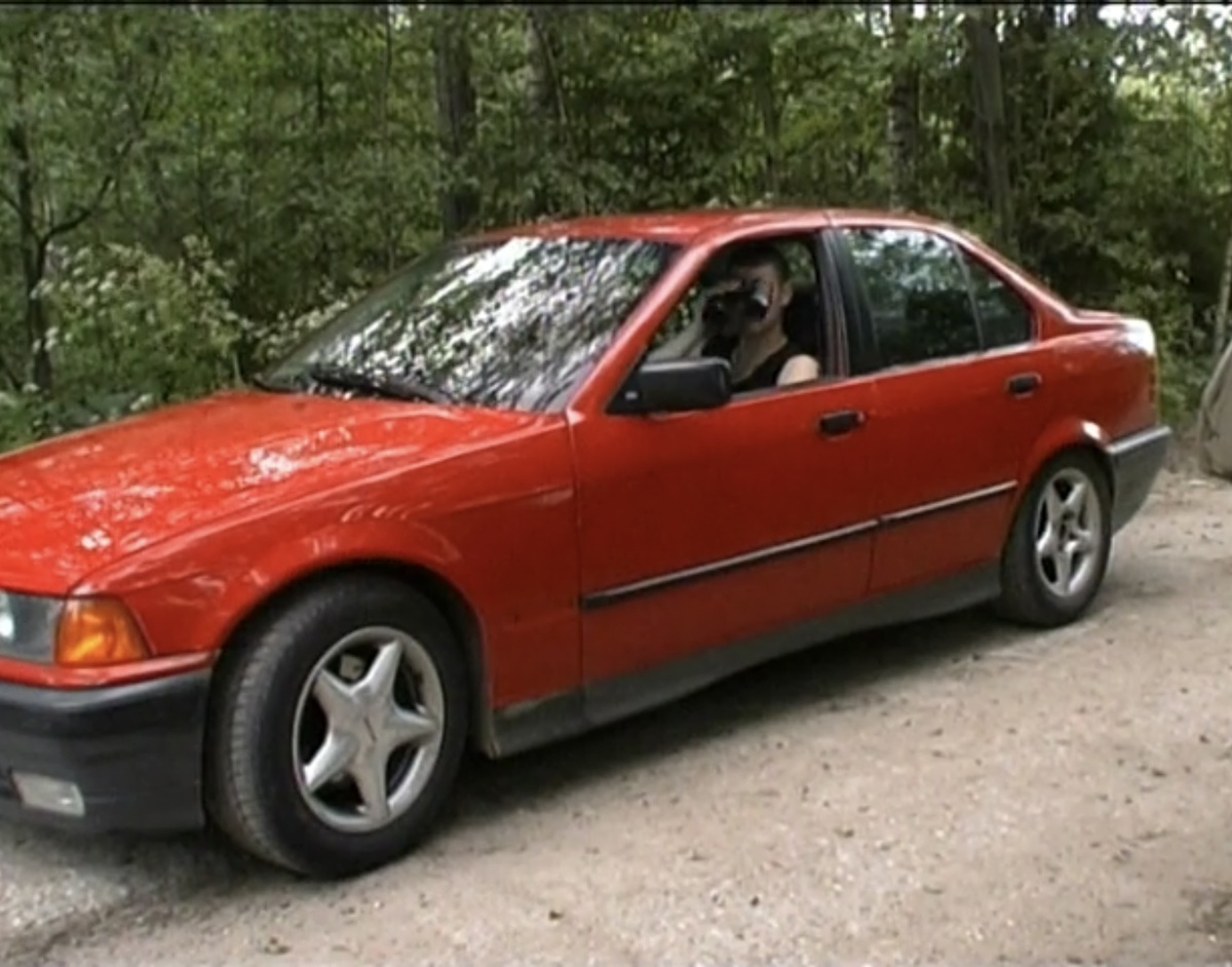 Кадр из первого сезона четвертой серии сериала Дальнобойщики. По сюжету в ней сидели «ростовские контролеры оплаты платного участка дороги», которые с радостью бы воспользовались всеми ее преимуществами, в случае неуплаты проезда