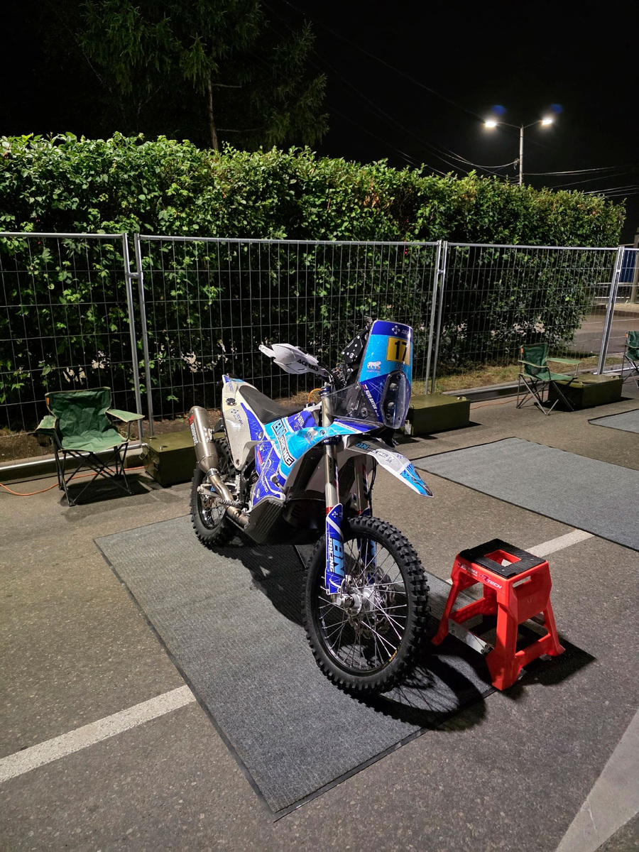 Мотик в закрытом парке, готов к гонке