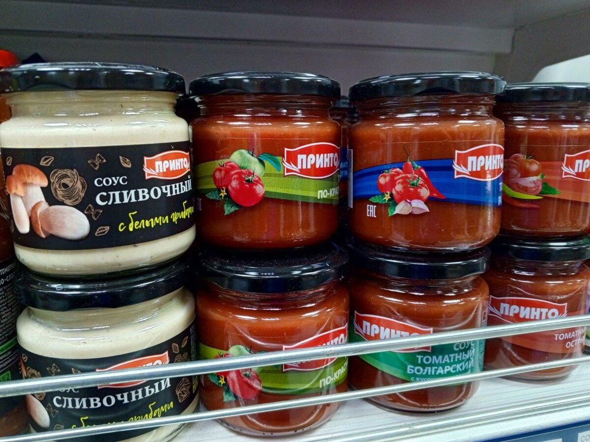 Покупателю нужно постараться, чтобы взять отсюда банку и ничего не уронить. (Источник: фото автора)