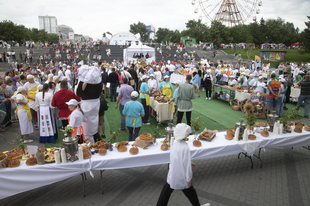    По информации правительства Новосибирской области, в этом году фестиваль собрал 75 ресторанных компаний, порядка 140 поваров, 40 товаропроизводителей, более 150 ремесленников и художников. Фото: Михаил Периков