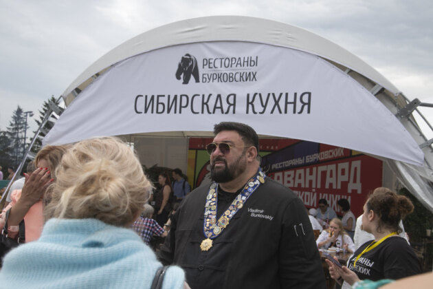    Федерация рестораторов и отельеров Сибири, возглавляемая ресторатором Владимиром Бурковским, традиционно выступила одним из организаторов гастрофестиваля. Фото: Михаил Периков