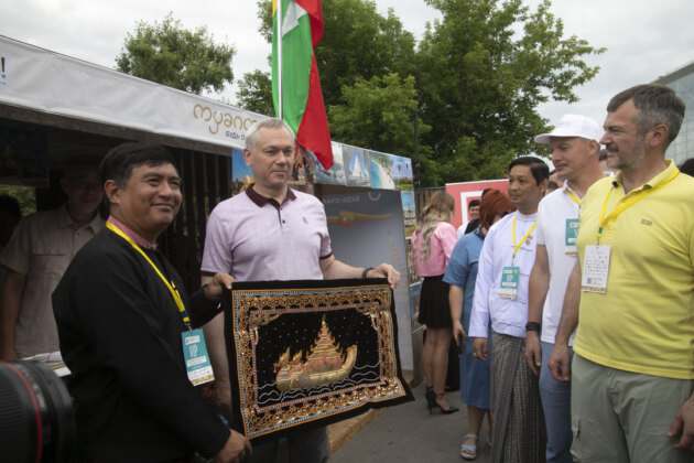     Губернатор Новосибирской области Андрей Травников (в центре) посетил стенд Мьянмы. На фото справа – и.о. главы минпромторга региона Денис Рягузов. Фото: Михаил Периков