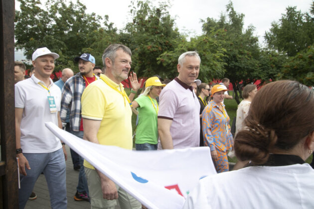    Губернатор Новосибирской области Андрей Травников, и.о. главы минпромторга региона Денис Рягузов, его заместитель Дмитрий Гришунин и вице-мэр Новосибирска Максим Останин приняли участие в гастрофестивале. Фото: Михаил Периков