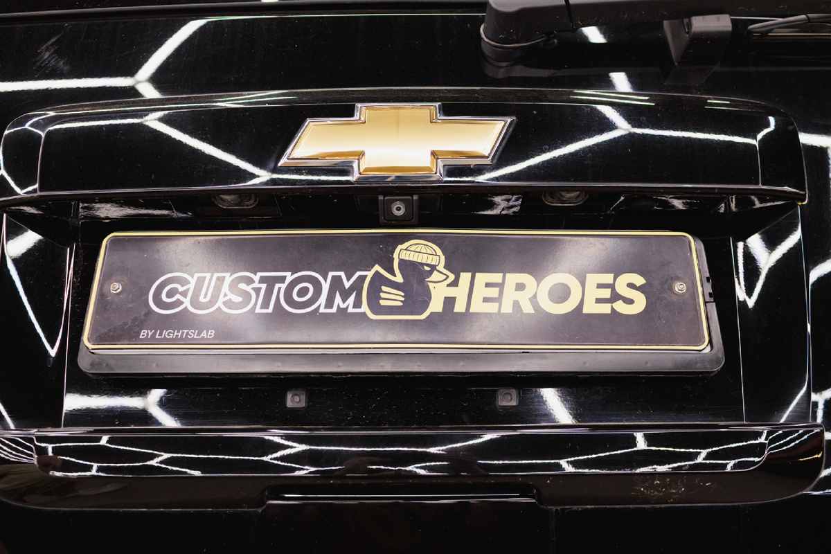 Источник фото: https://custom-heroes.ru/raboty/vid-uslugi/avtozvuk/chevrolet-suburban-multimediynyy-apgreyd-bronirovannogo-avtomobilya-kamera-zadnego-vida-smart-tv-i-audiosistema/