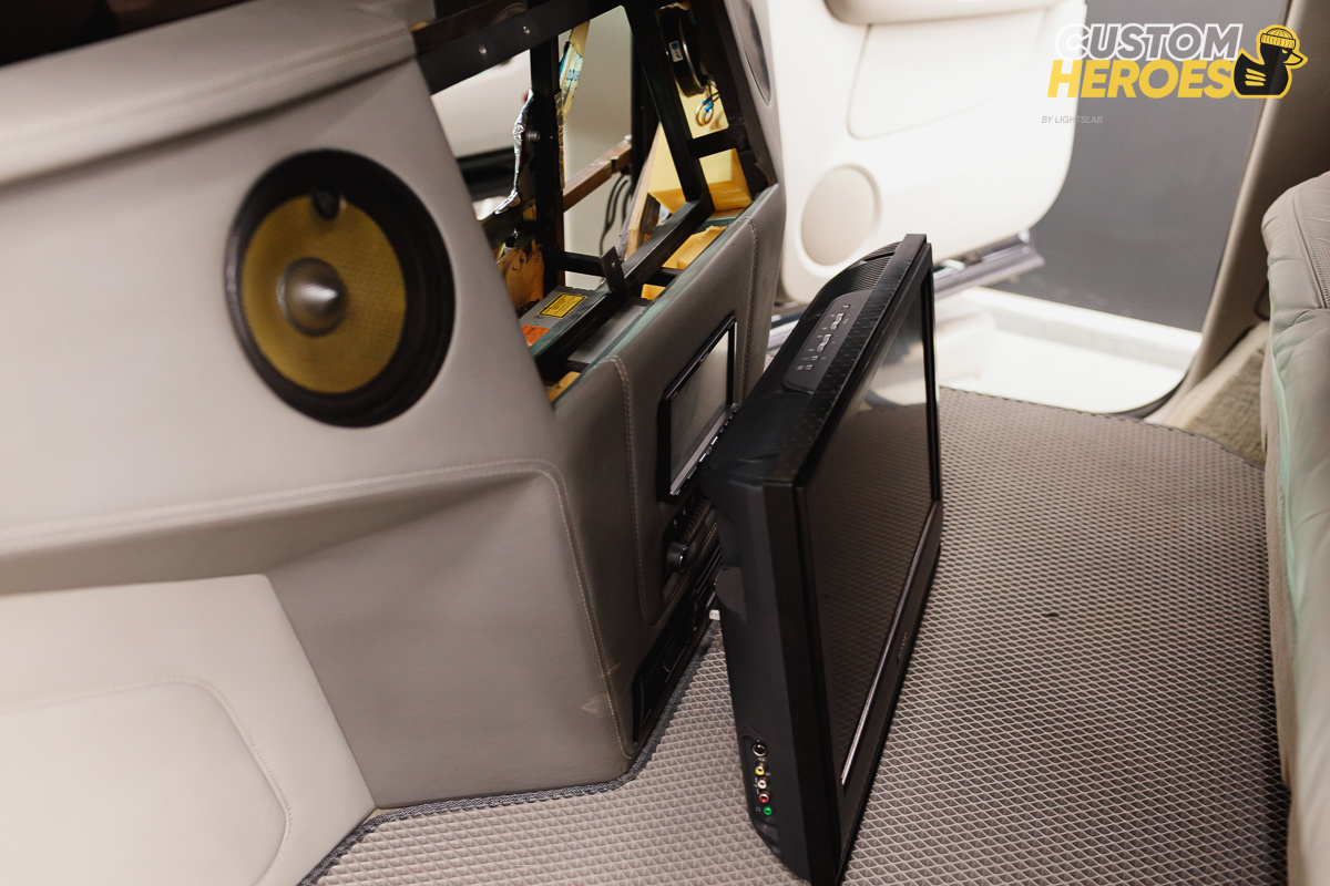 Источник фото: https://custom-heroes.ru/raboty/vid-uslugi/avtozvuk/chevrolet-suburban-multimediynyy-apgreyd-bronirovannogo-avtomobilya-kamera-zadnego-vida-smart-tv-i-audiosistema/