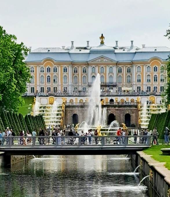 Мост через Морской канал на Марлинской аллее с видом на Большой каскад и Большой дворец /фото из личного архива, 2023/