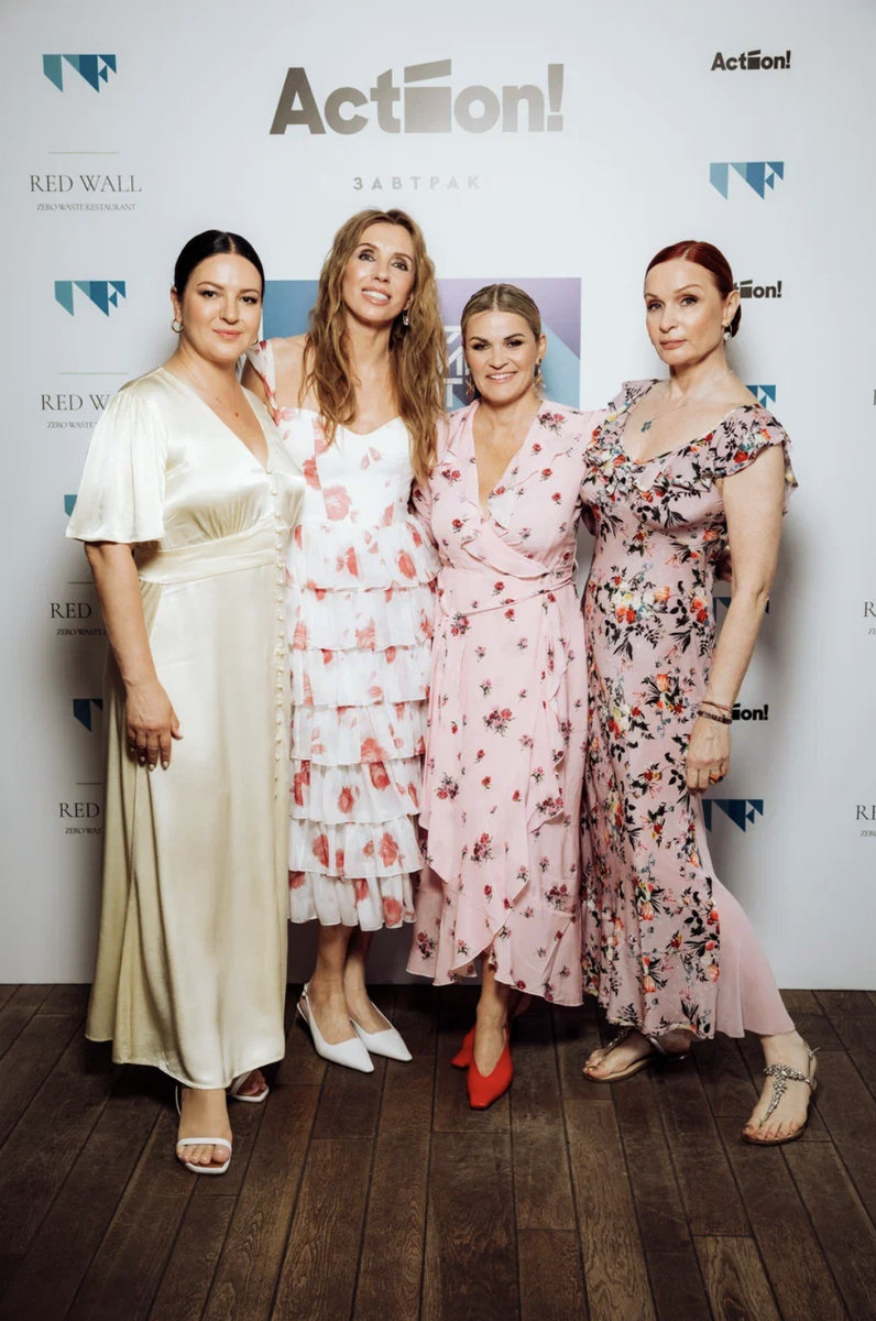     Оксана Михеева, Светлана Бондарчук, Анастасия Кичатова и Евгения Попова