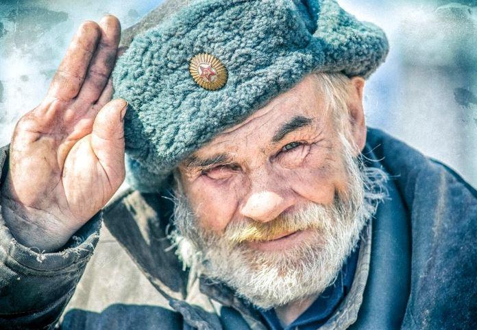 История о том, как дедушка-фронтовик собирал битое стекло, а прохожие отворачивались